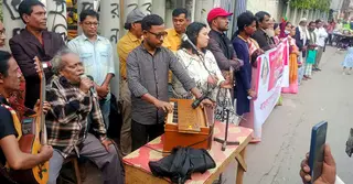 ময়মনসিংহে বাউল শিল্পী আবুল সরকারের মুক্তির দাবিতে সাংস্কৃতিক কর্মীদের প্রতিবাদ